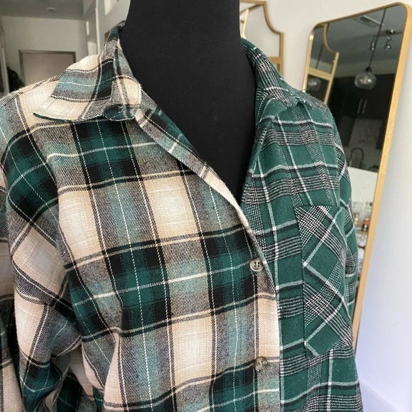 NWOT Forever 21 Plaid Crop Flannel - Picture 3 of 5